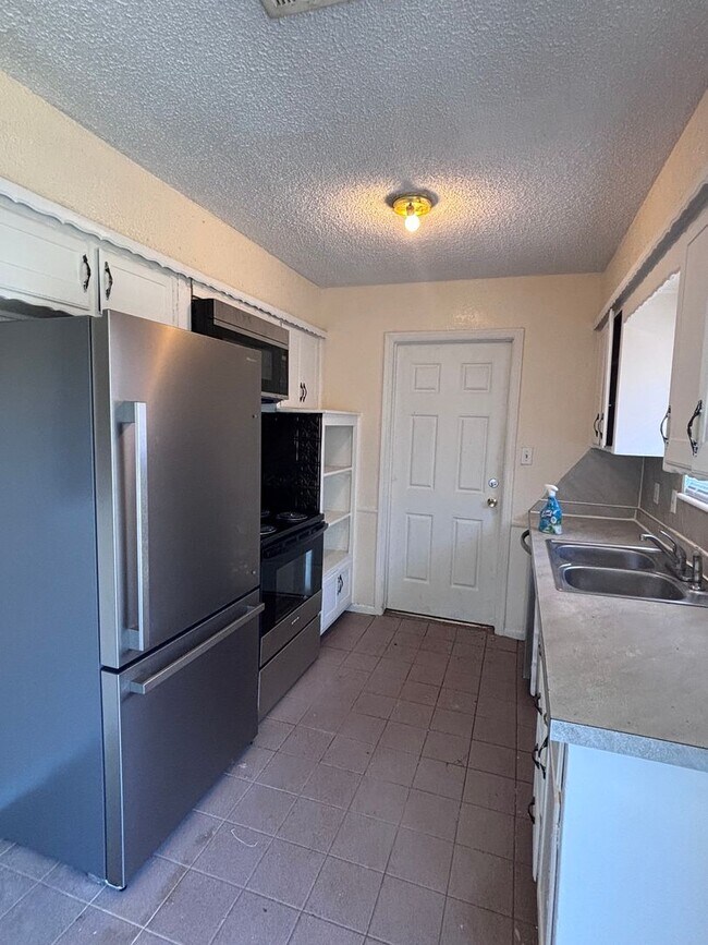 Building Photo - 2423 Kiowa Way