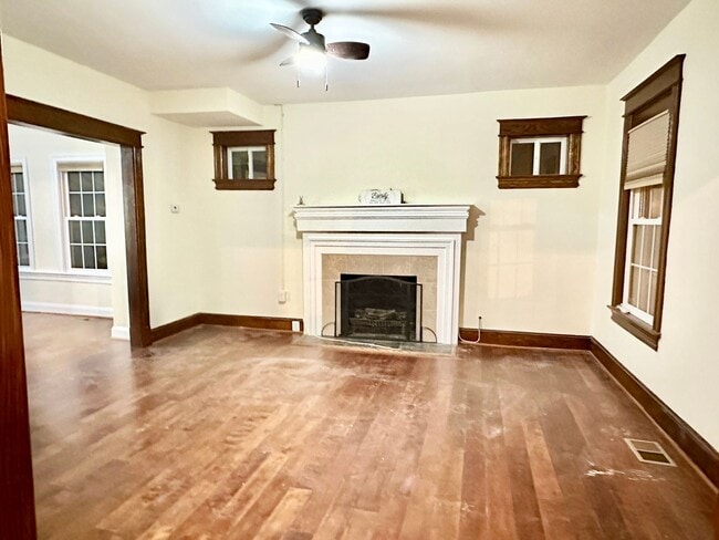 Building Photo - Detached 4 bed 3 bath. Pets Welcome!