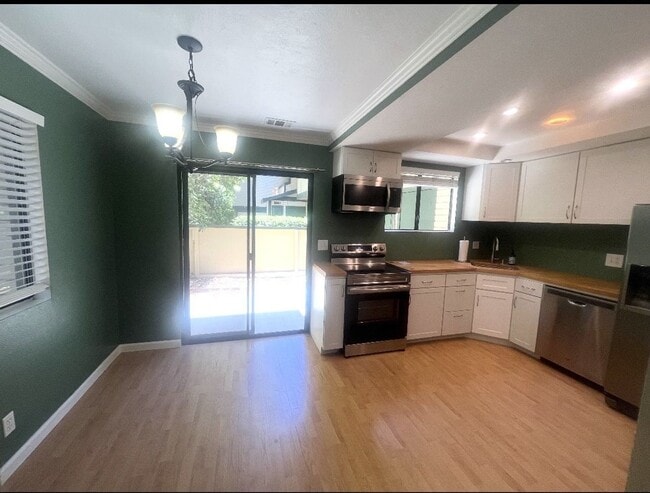 Building Photo - Charming 2 Bedroom/2 Bath Condo
