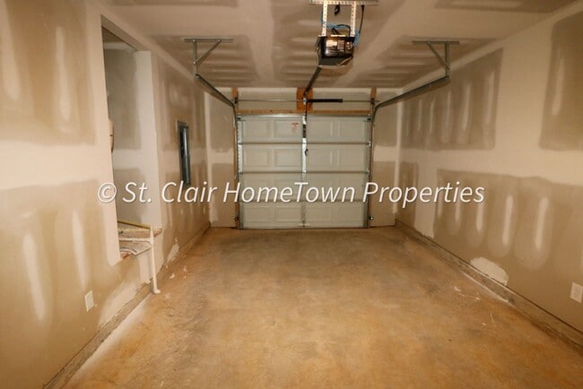 Building Photo - Lincoln Townhome
