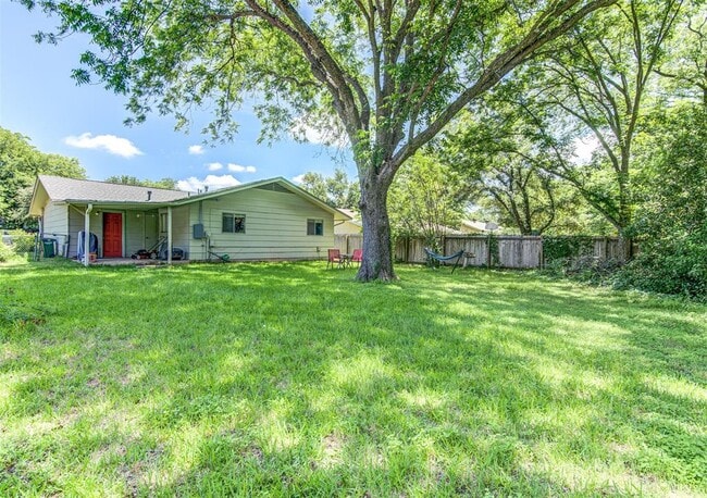 Building Photo - 807 Hill Wood Dr