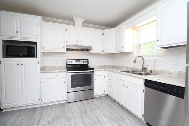 Building Photo - 3BR/2BA with Upgrades in Desirable Locatio...