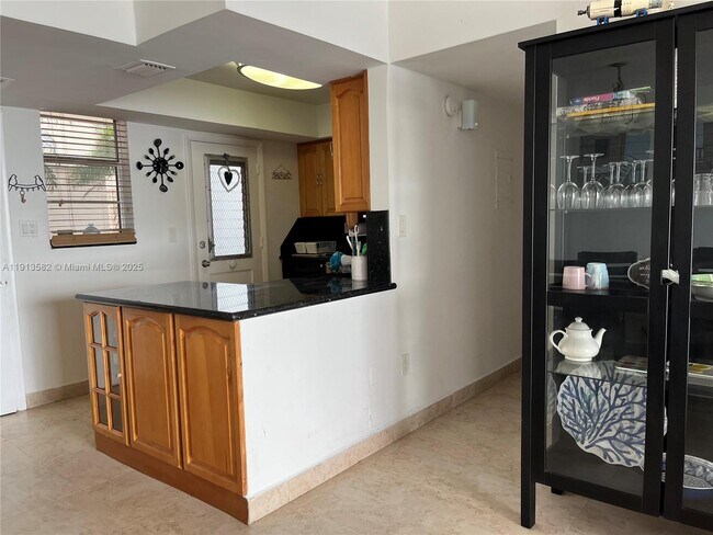 Building Photo - 2920 Point E Dr