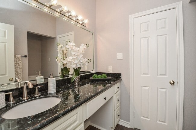 Building Photo - 2255 Braeswood Park Dr