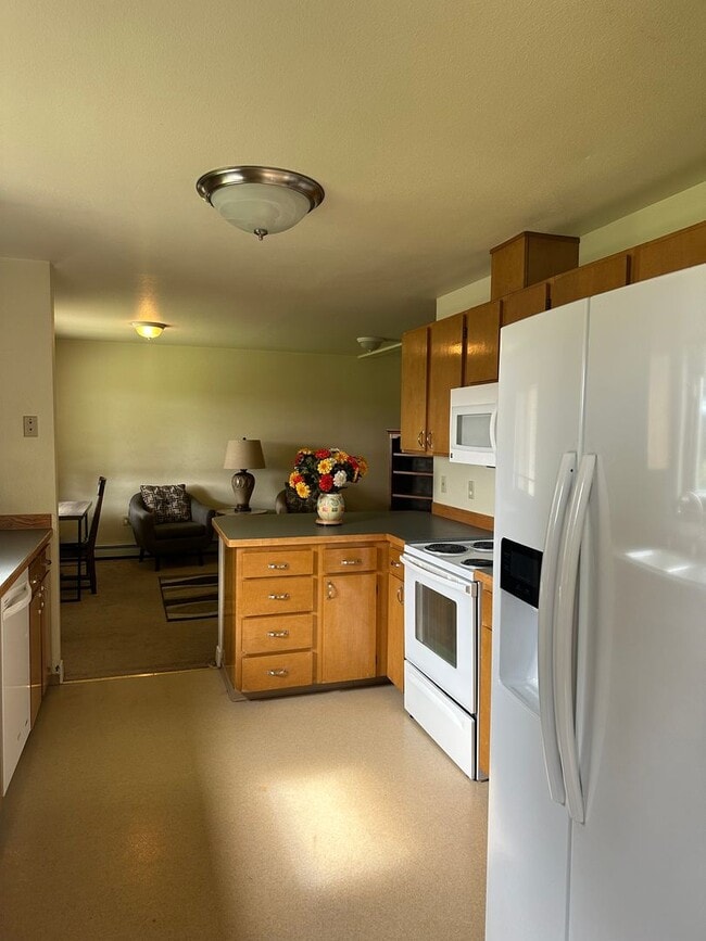 Building Photo - Partially furnished/heat included/4 bedroom