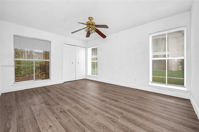 Building Photo - 833 Riverside Dr