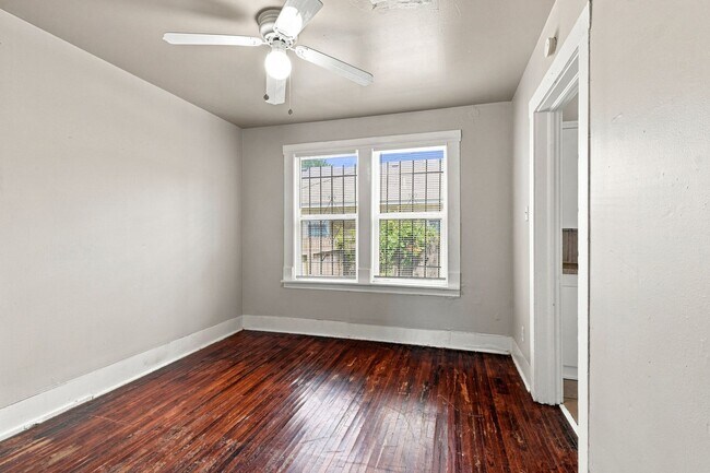 Building Photo - 1549 E 10th St