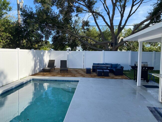 Building Photo - 1510 3rd Ct