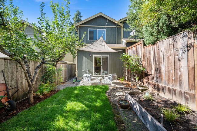 Primary Photo - Cathedral Park Cutie ~ Fenced Yard, Garage...