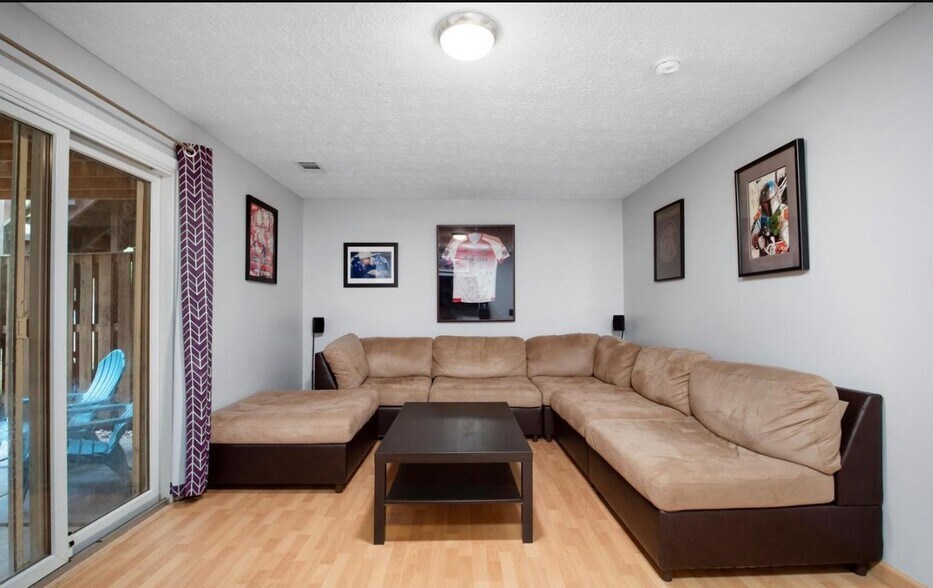 Building Photo - 9454 Fens Holw