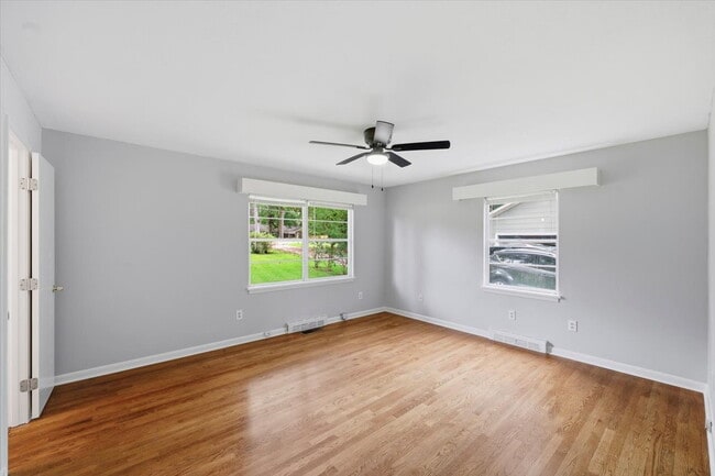 Building Photo - Spacious 4BR Home in Clinton School District with Multiple Living Areas