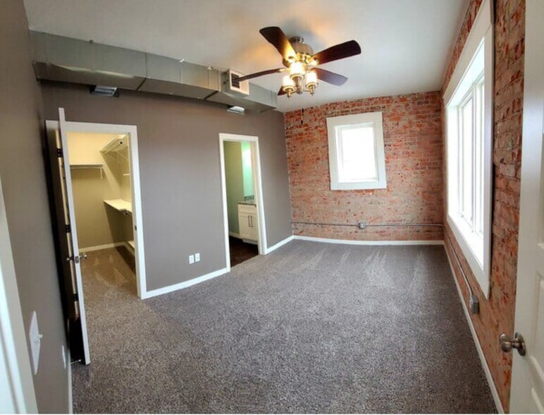 Building Photo - 713 4th Ave