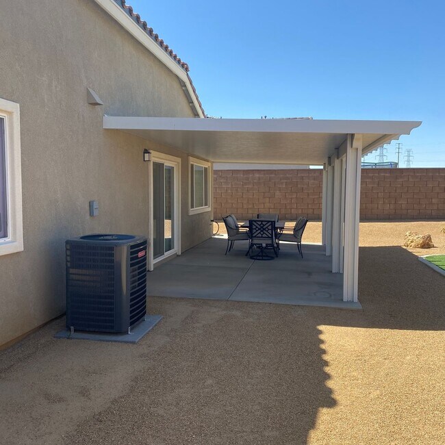 Building Photo - NEWER 4 BEDROOM VICTORVILLE HOME