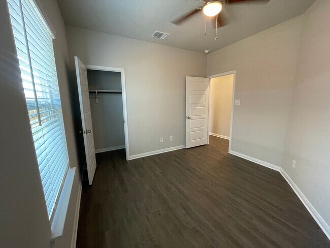 Building Photo - Luxury 3x2 Duplex in Seguin, TX!