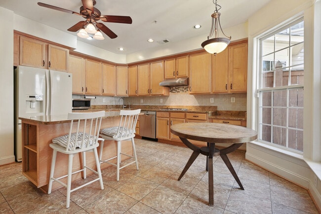 Building Photo - 557 Longhorn Crescent