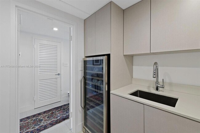 Building Photo - 5401 Collins Ave