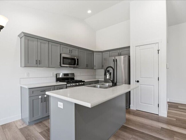 Building Photo - 1016 S Blueberry Pl