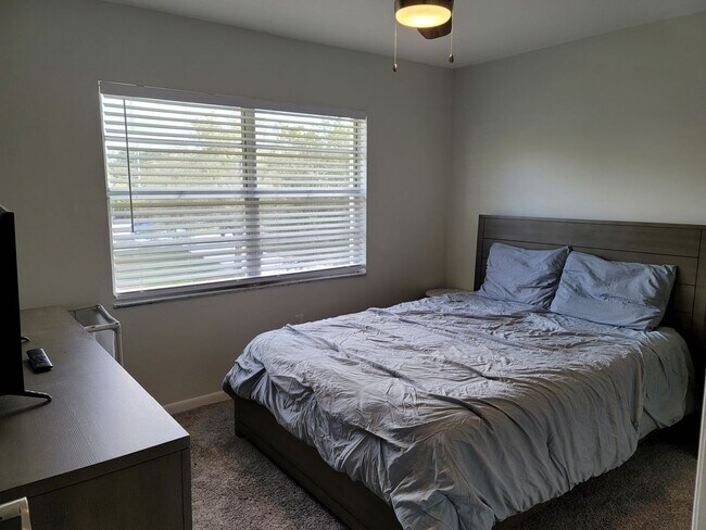 Building Photo - Lovely condo across from USF