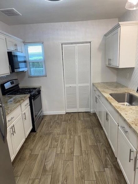 Building Photo - 2537 E Clarendon Ave