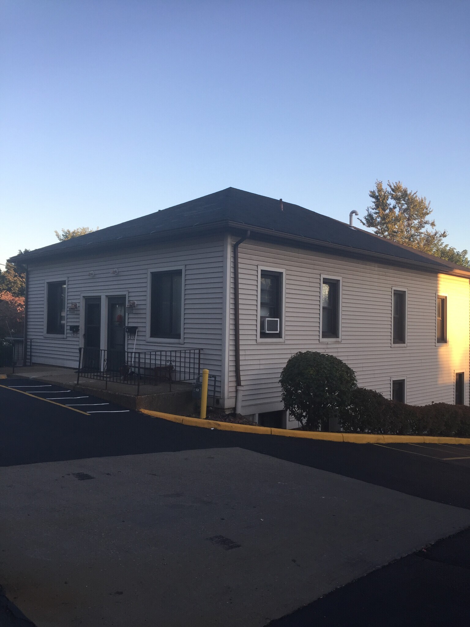 Building Photo - 955 Border Ave