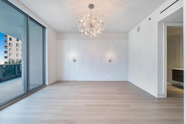 Building Photo - 5959 Collins Ave