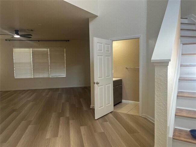 Building Photo - 4943 SW 41st Pl