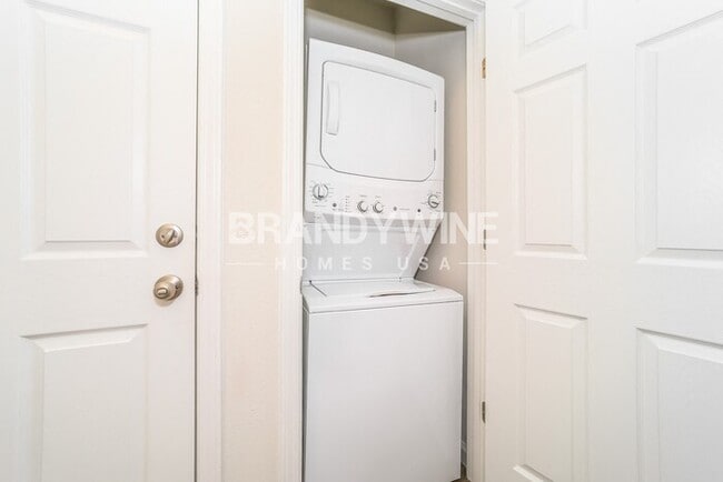 Building Photo - NEW LEASING SPECIAL: 1 MONTH CREDIT! 4BED ...
