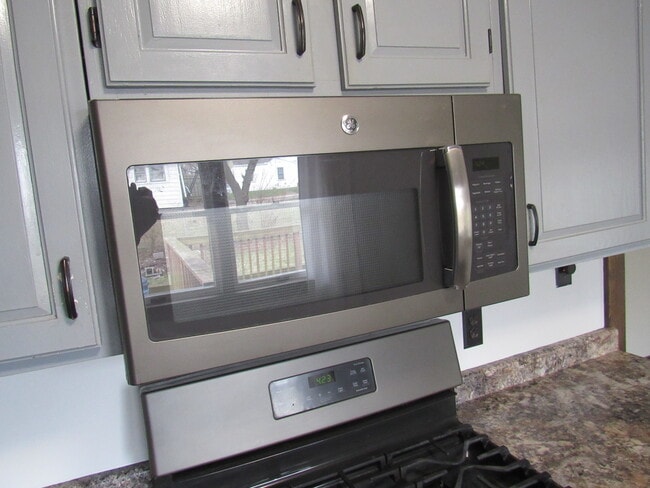 Building Photo - 5022 N Belmont Pl