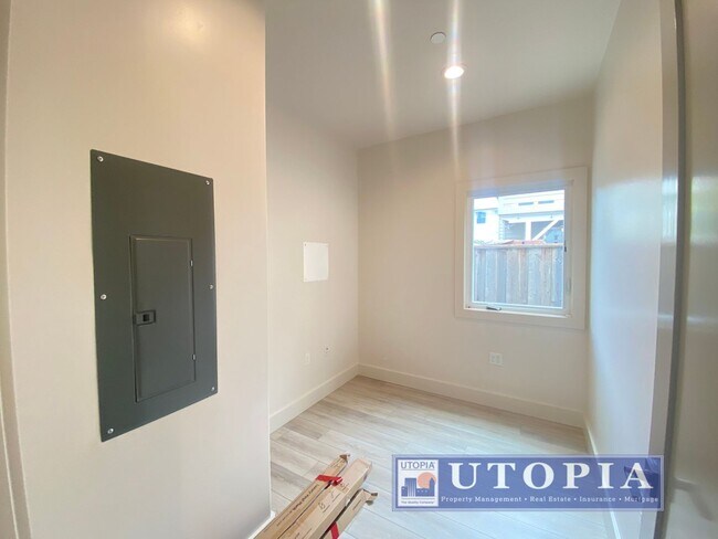 Building Photo - 3Bd/2Ba Townhouse Style Home with Office/Den and Garage- Centrally Located, Easy Commute