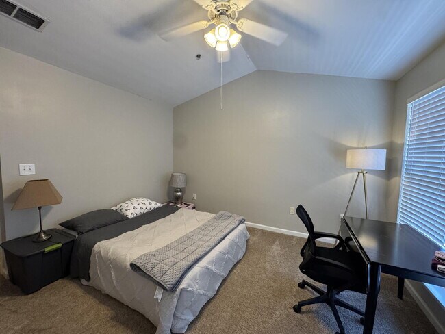 Building Photo - 2 Bedroom available near CU - Students and Families Welcome