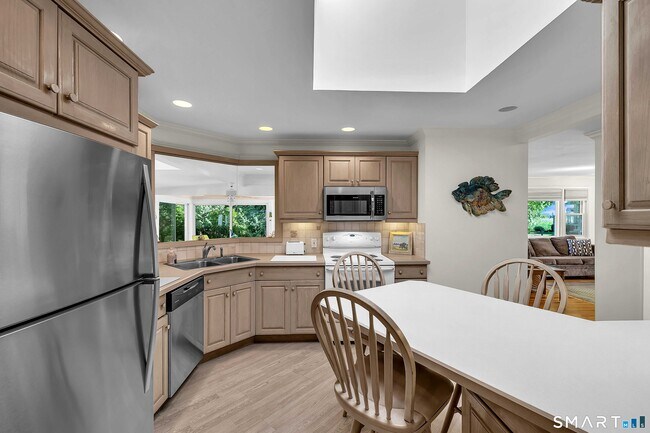 Building Photo - 71 Beach Ave