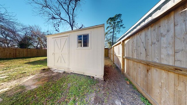 Building Photo - 6801 Greenhurst St