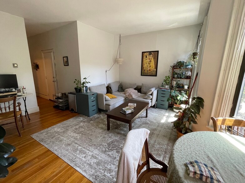 Primary Photo - 119 Appleton St