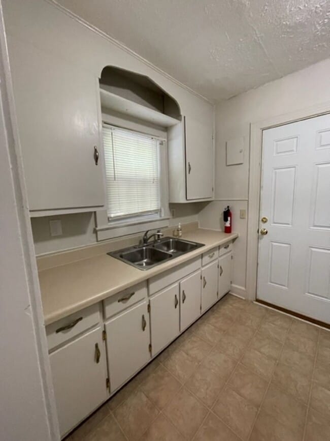 Building Photo - Maryville 37804 - 2 bedroom, 1 bath home Short term or Long term lease options - Call Debra Johns...