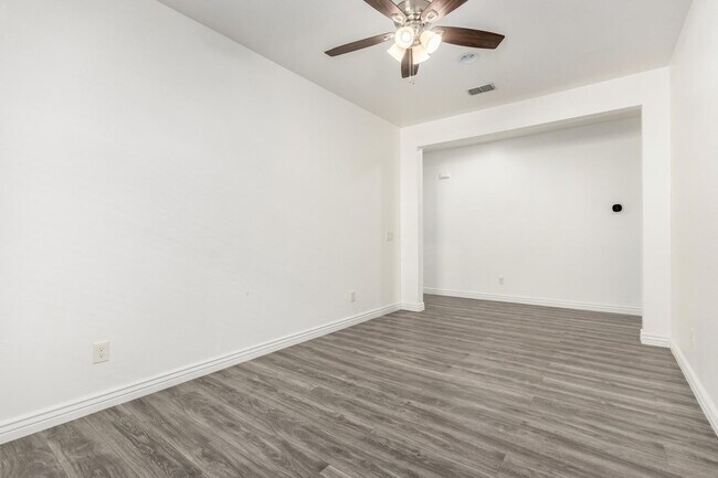 Building Photo - 1035 Carlsbad Dr