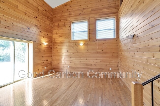 Building Photo - 852 Kenmore Ave