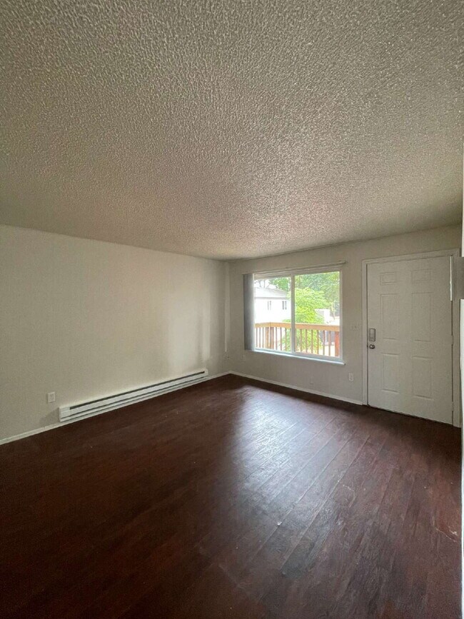 Building Photo - Spacious 2-bedroom, 1-bathroom Apartment