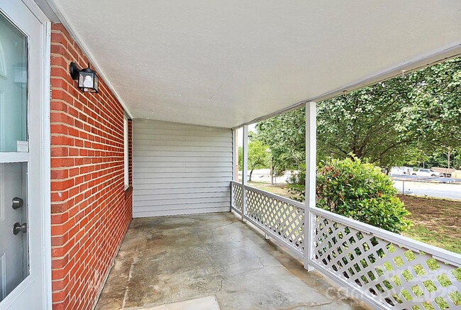 Building Photo - 1017 McLain Rd