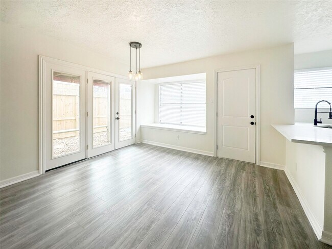 Building Photo - 9843 Stableway Dr