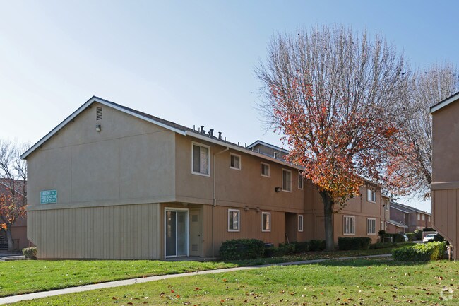 Primary Photo - Oakwood Apartments