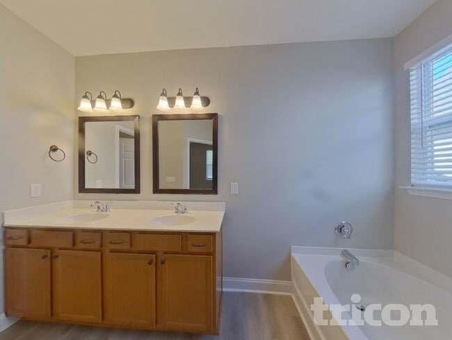 Building Photo - 338 Bronze Dr