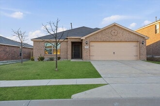 Building Photo - "Charming 3-Bed Oasis with 2 Full Baths in Heath - 1244 Sq Ft of Comfort with Washer/Dryer Includ...