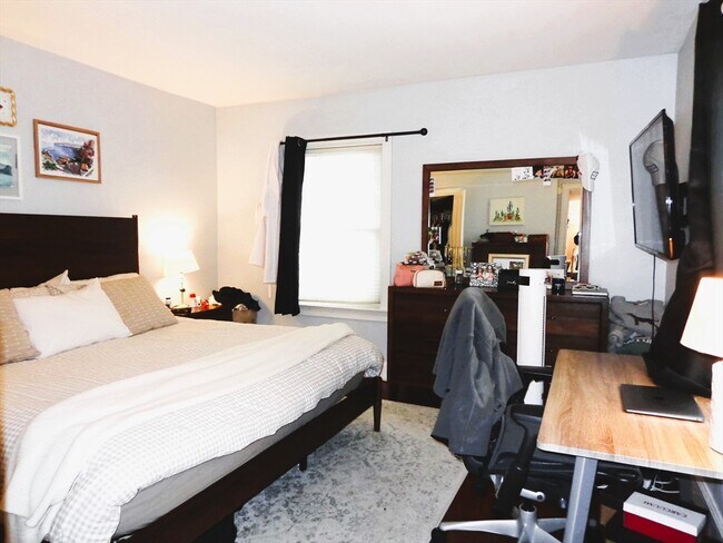 Building Photo - 17 Robbins St