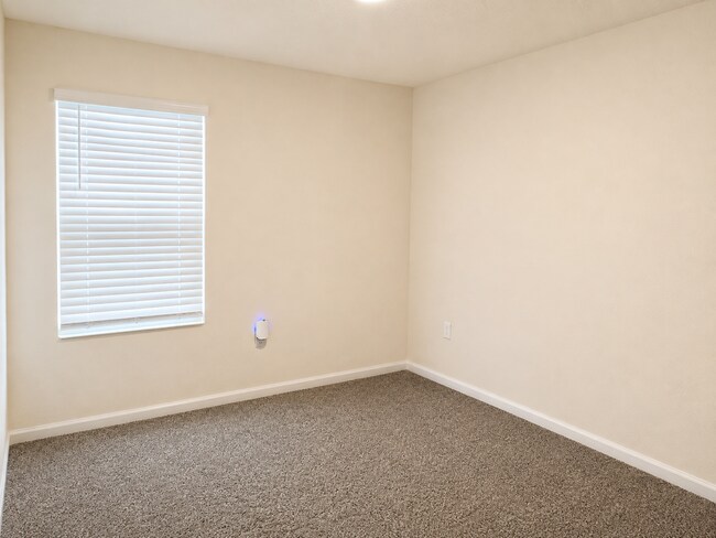 Building Photo - Enjoy the lifestyle that Cross Creek has to offer!