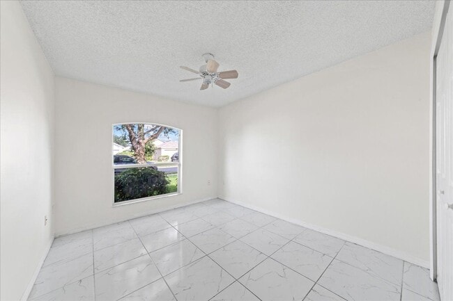Building Photo - 2165 Redwood Cir