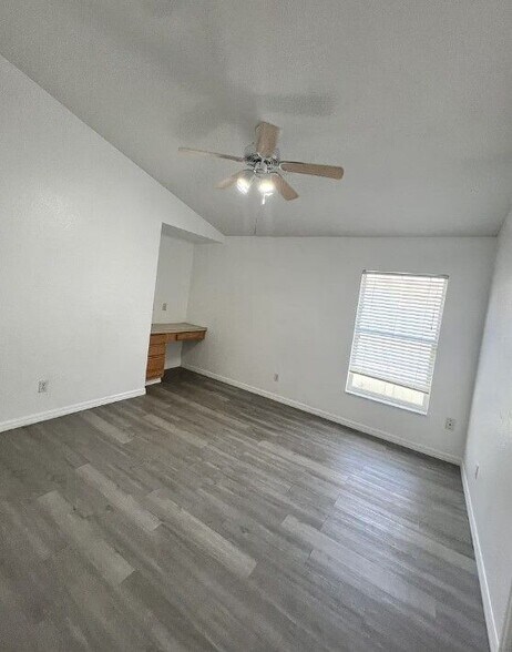 Building Photo - 1821 LONGVIEW Ln
