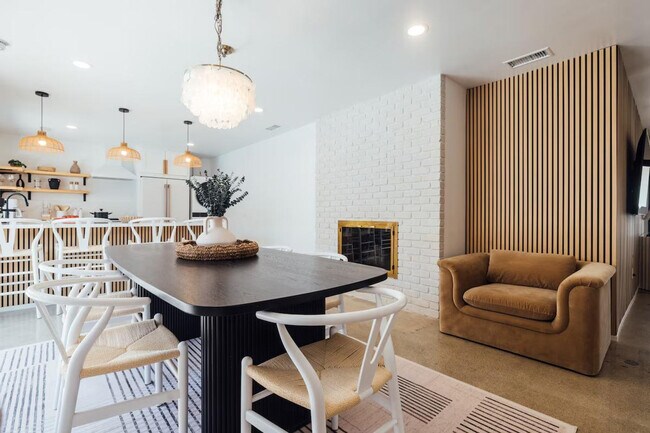 Building Photo - 4866 Hillside Dr