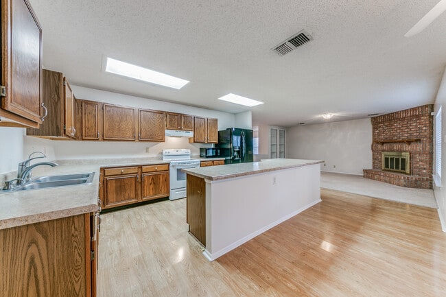 Building Photo - 16407 Encanto Pass