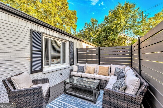 Building Photo - 811 Old Powder Springs Rd SW