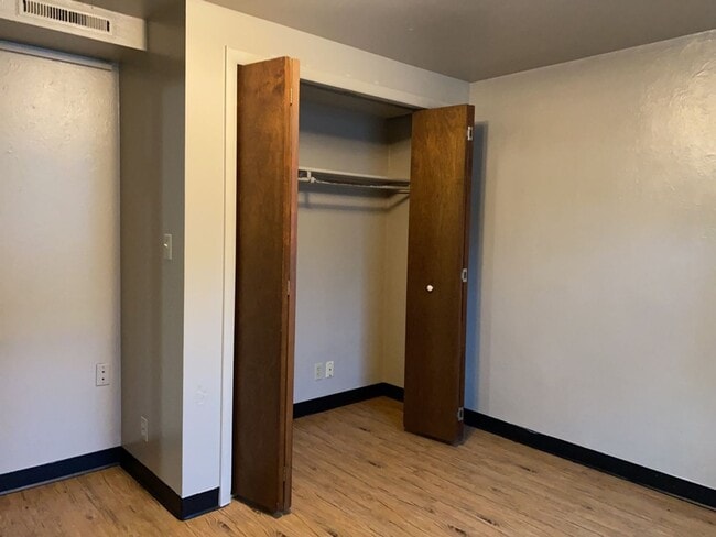 Building Photo - STUDENTS WELCOME! 5 Bed 2 Bath Ranch House w/ Basement